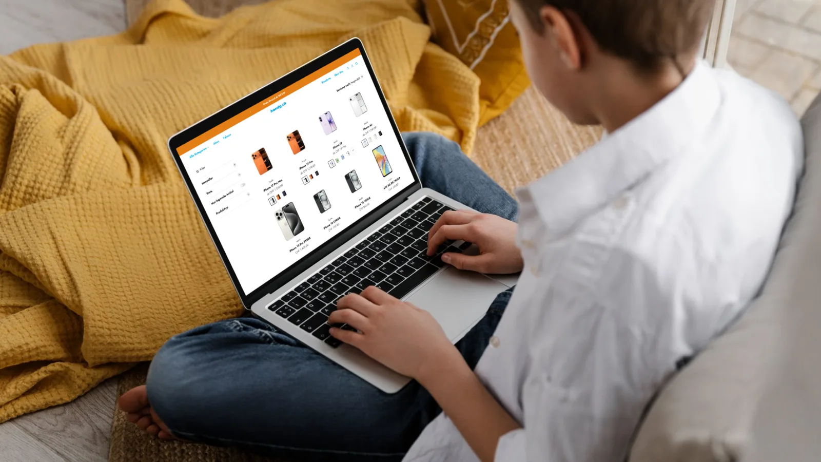 Person blättert auf dem Laptop durch das Sortiment von handy.ch